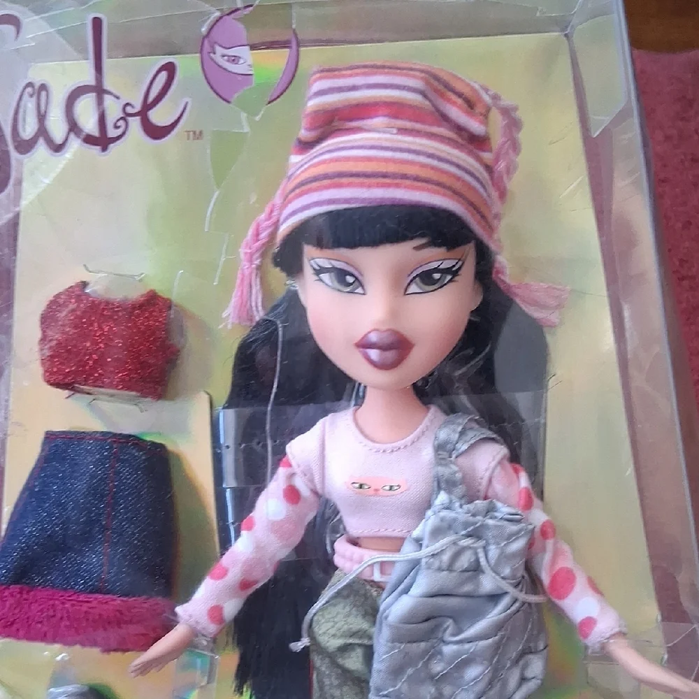 Jade Doll with Fashion Accessories - Picture 4 of 8
